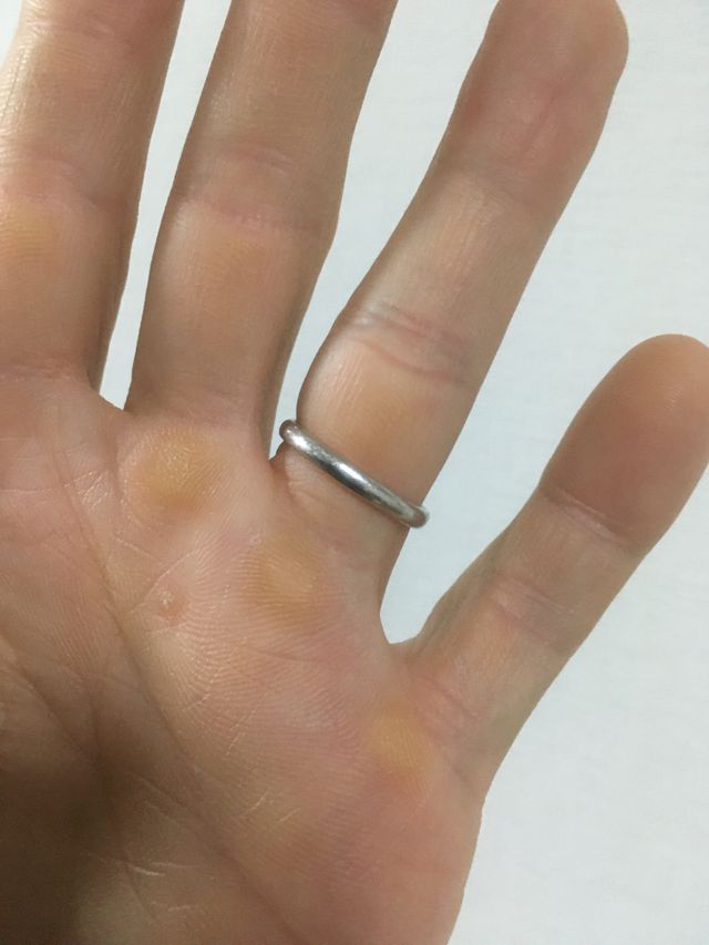 細身のリングですが、とてもしっくりして指に馴染みます。