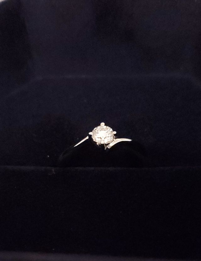 ダイヤは既製品ではなく付け替えて貰っています。