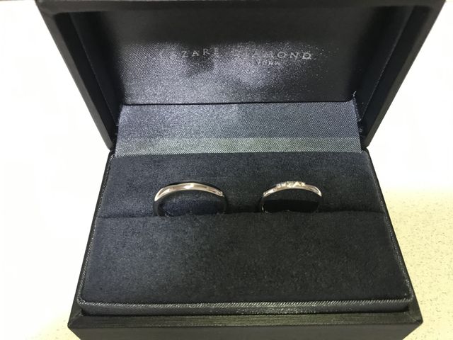 左が男性用指輪。左が女性用指輪。プラチナリング、ダイヤ五石。