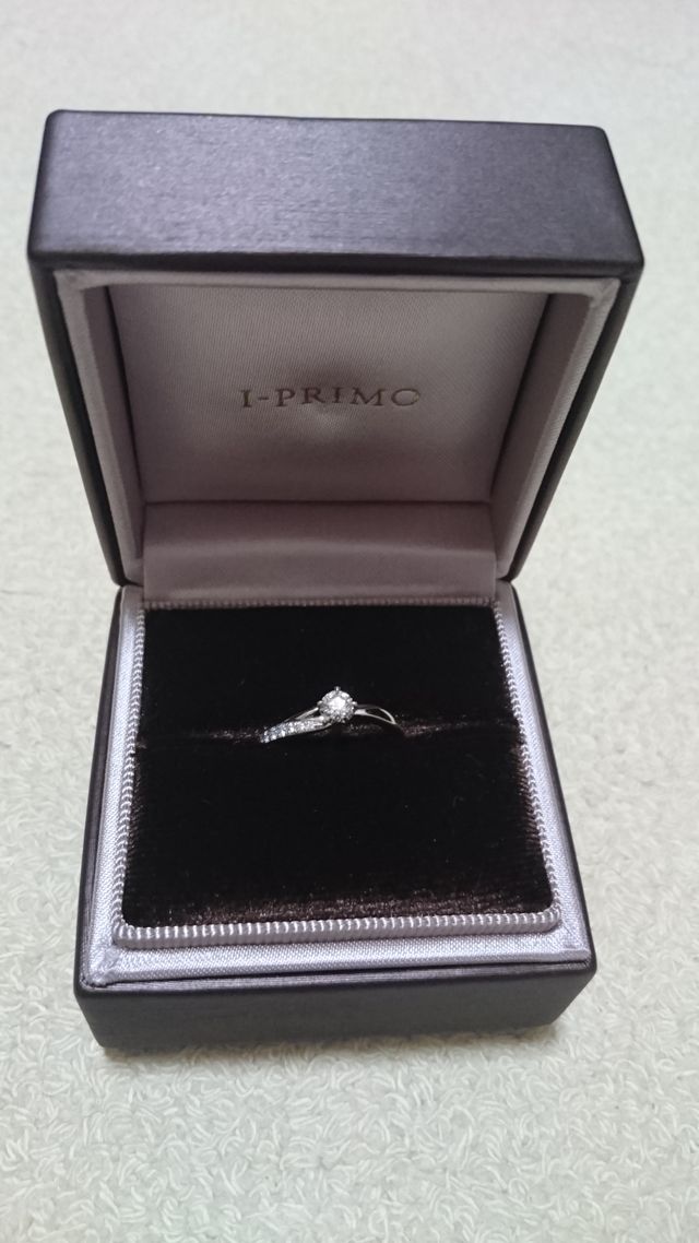 婚約指輪をボックスに入れて撮影した写真です。