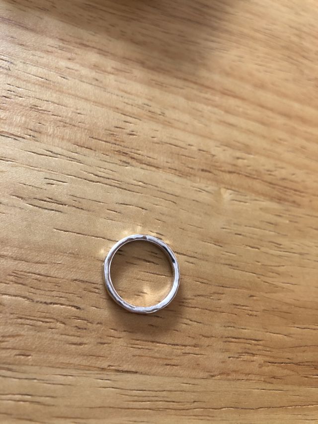 指輪をはめたときの異物感が感じられないように作られています。