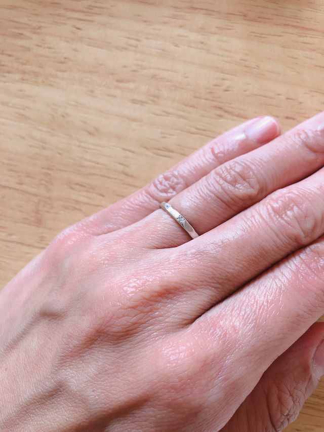 細いリングなので、付けていてとても自然です。