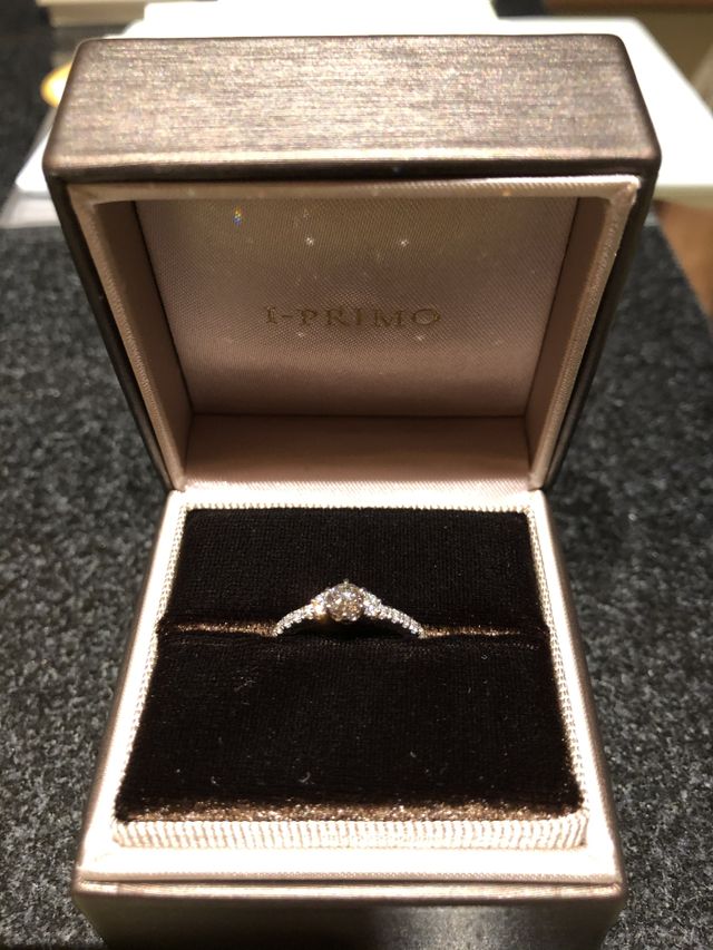 華やかな婚約指輪を探していました。