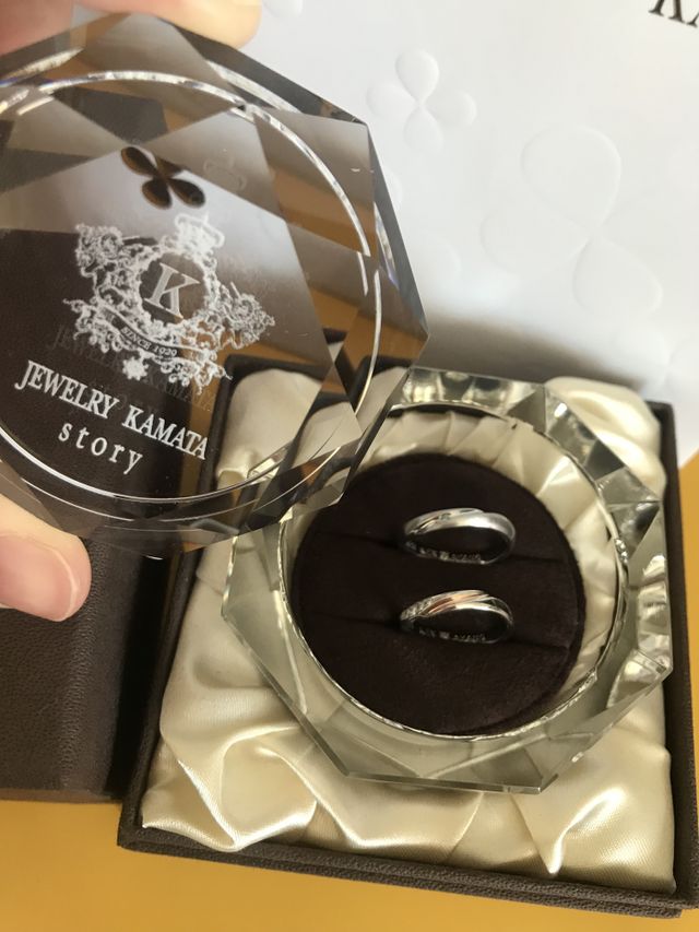 結婚指輪を購入。その際にガラスの入れ物も付いてきました。