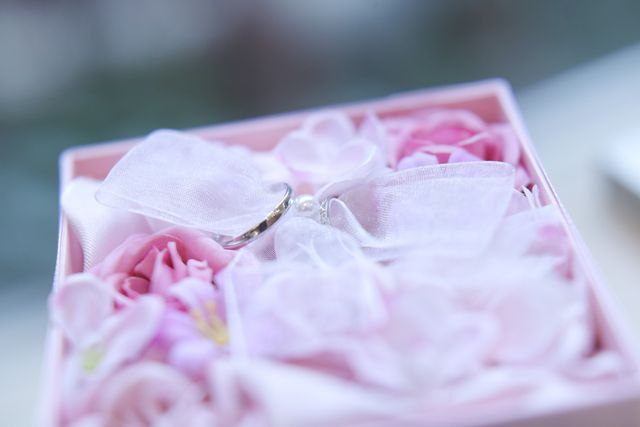 ペアの男性用はシンプルデザインです。