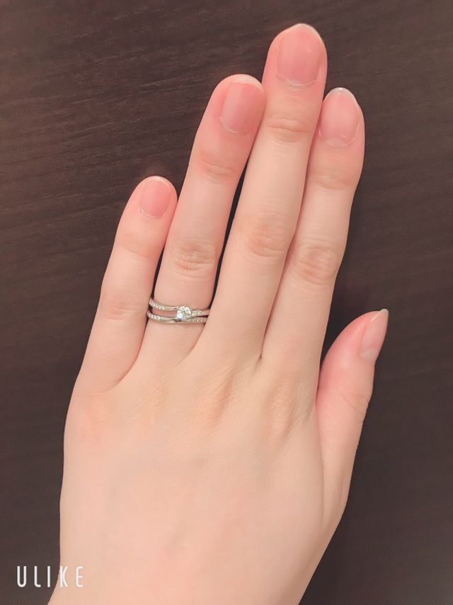 結婚指輪と重ね付けしてもシンプルながら存在感があり可愛いです