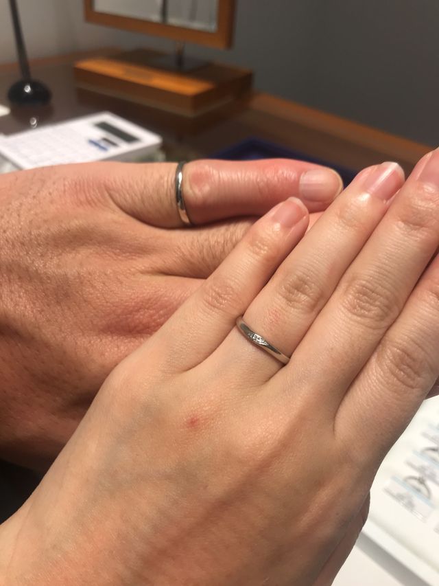 キラキラしていてUの字でオシャレなデザイン