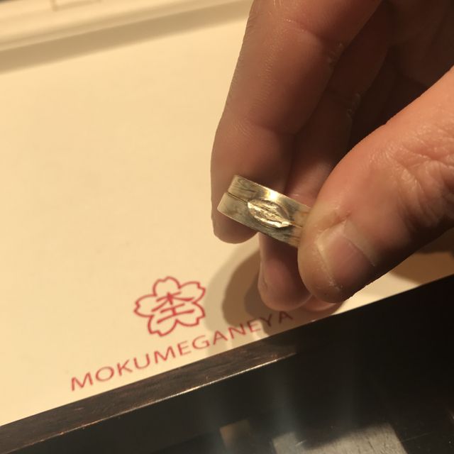 分かち合うことで指輪に痕跡が残ります。