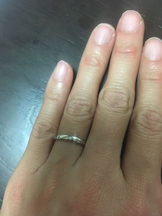 シンプルなデザインで一つ石がとても綺麗だったので決めました！