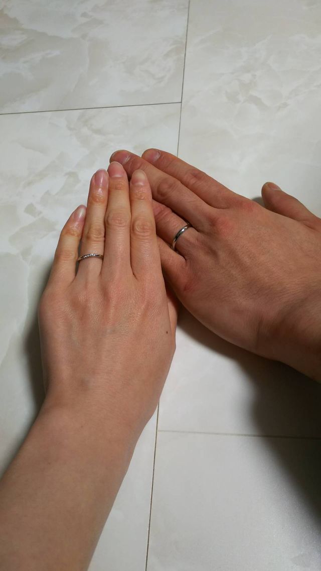 婚約指輪は購入しないので、妻の方にはダイヤのついたものを