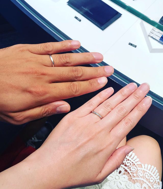 旦那さんの指輪は特別にツヤ消し加工をしてもらいました。