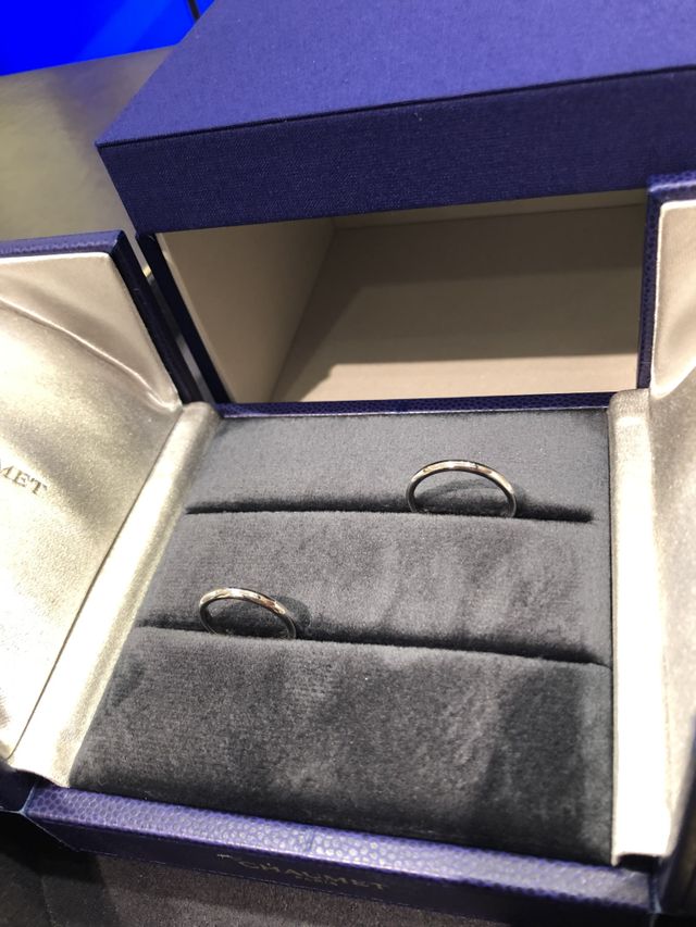 とてもシンプルなマリッジリングで幅2ミリです。