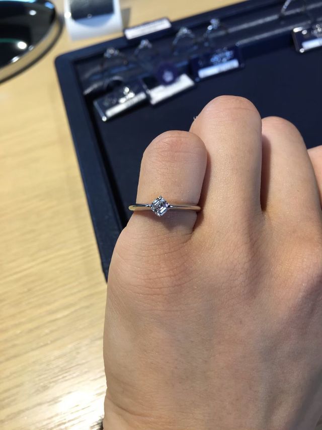 ロイヤルアッシャーカットです。綺麗な四角で、個性的でした。