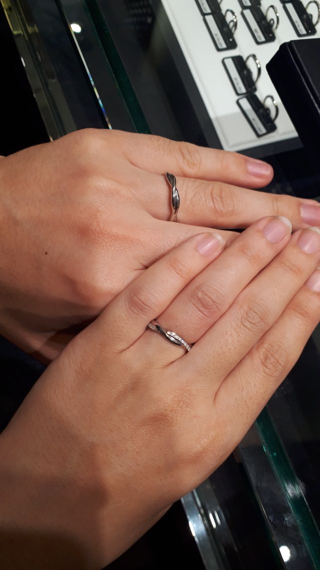 指が太くてもクロスデザインでスタイリッシュに見えました。