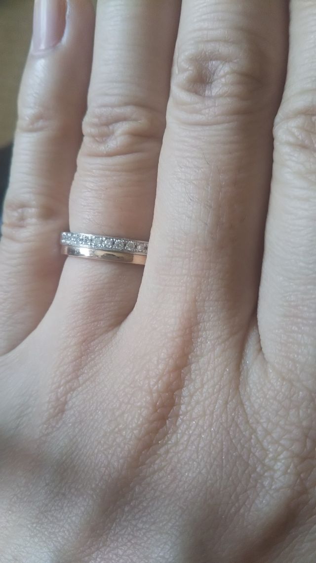 ハーフエタニティとピンクGの組合わせで、裏面はプラチナです。