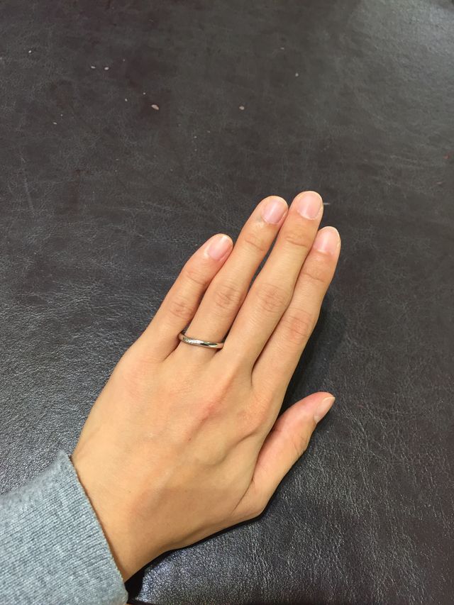 ダイヤモンドの輝きも感じられるシンプルなデザイン