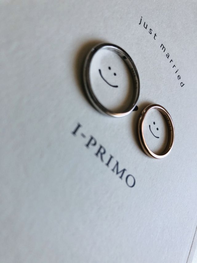 左側の指輪。
着け心地も良く、内側には誕生石も入れました。