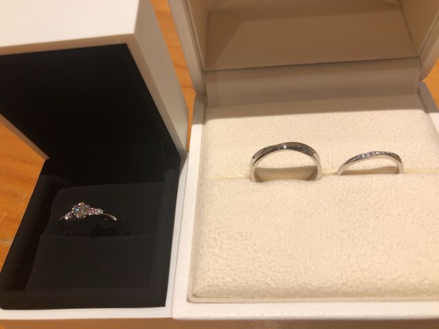 左が婚約指輪、右が結婚指輪です。