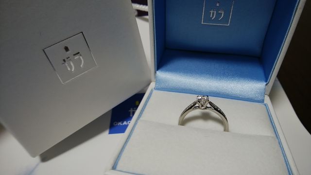 王道の立詰めデザインにメレダイヤもついた指輪