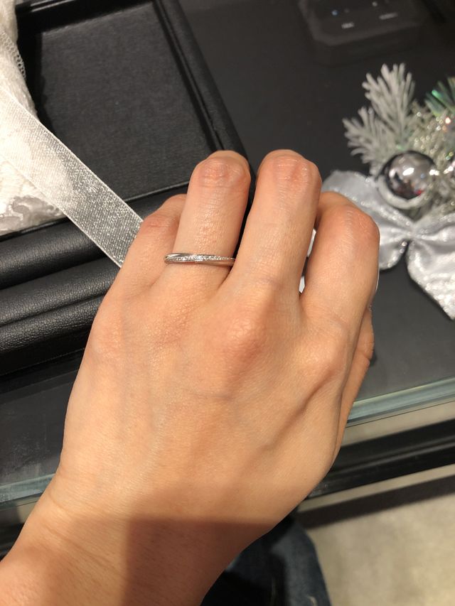 どの角度から見ても輝きとボリューム感がある指輪です。