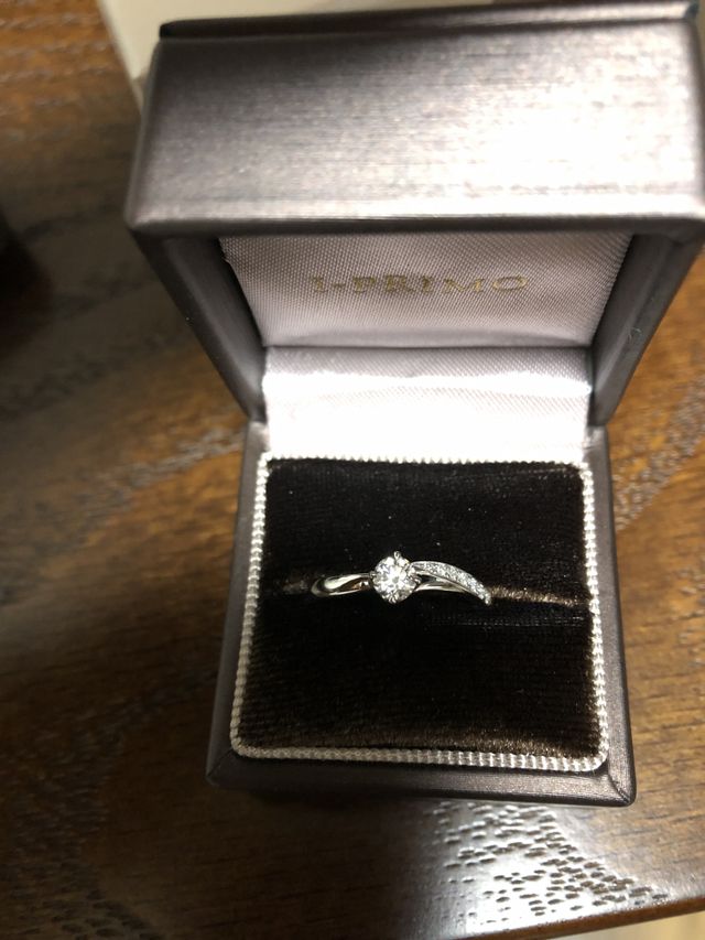 センターのダイヤと、アシンメトリーに輝く小さなダイヤが素敵