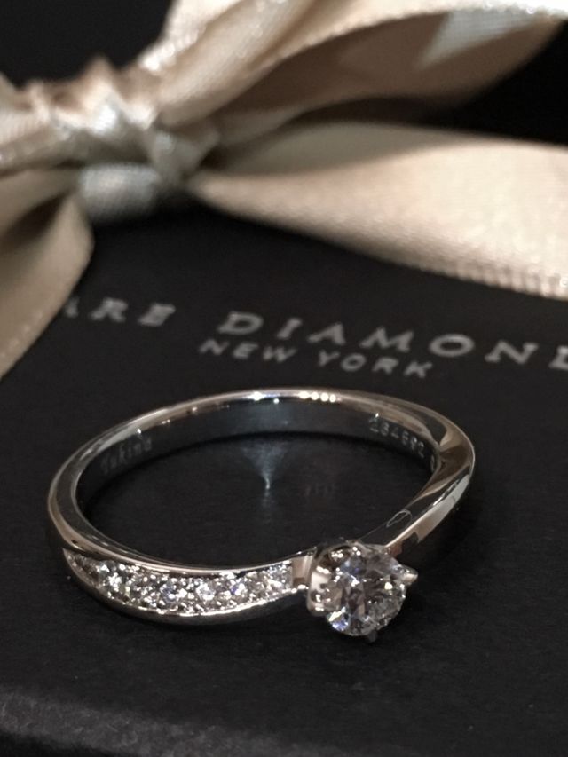 輝くセンターダイヤとメレダイヤ