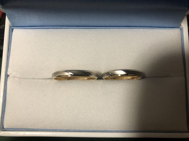 結婚指輪。内に入籍時の日付の刻印とイニシャルが入ってます。
