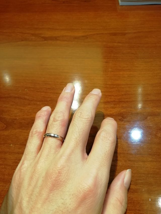 シンプルな指輪ですが、つけ心地良いです