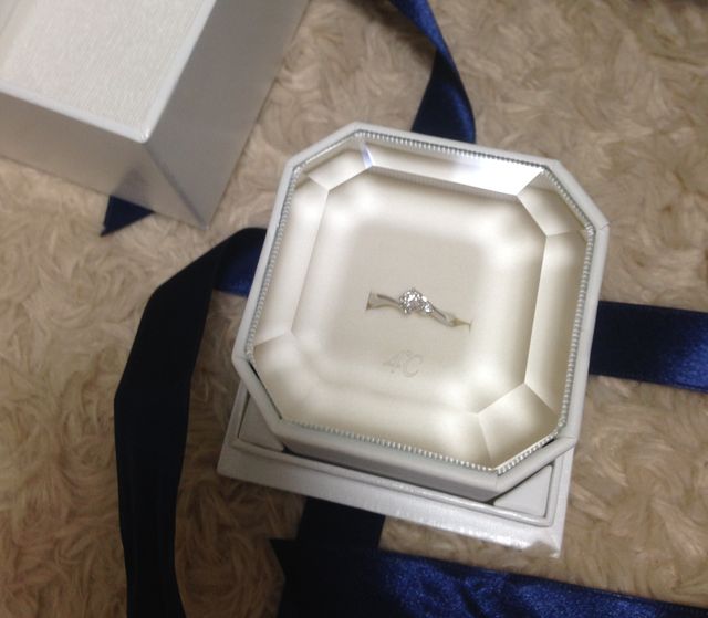 こんな感じの箱に入っています。リボンは青でした。