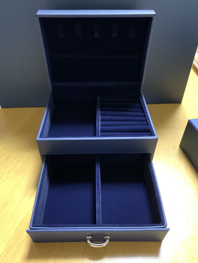 期間限定でアクセサリーケースがプレゼントで付いてきます。