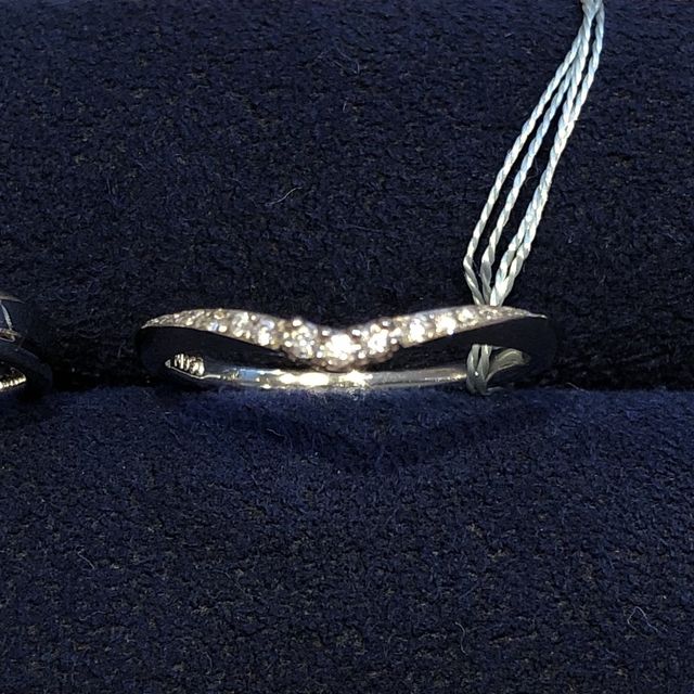 ダイヤモンドが並んだ華やかなV字のデザイン。