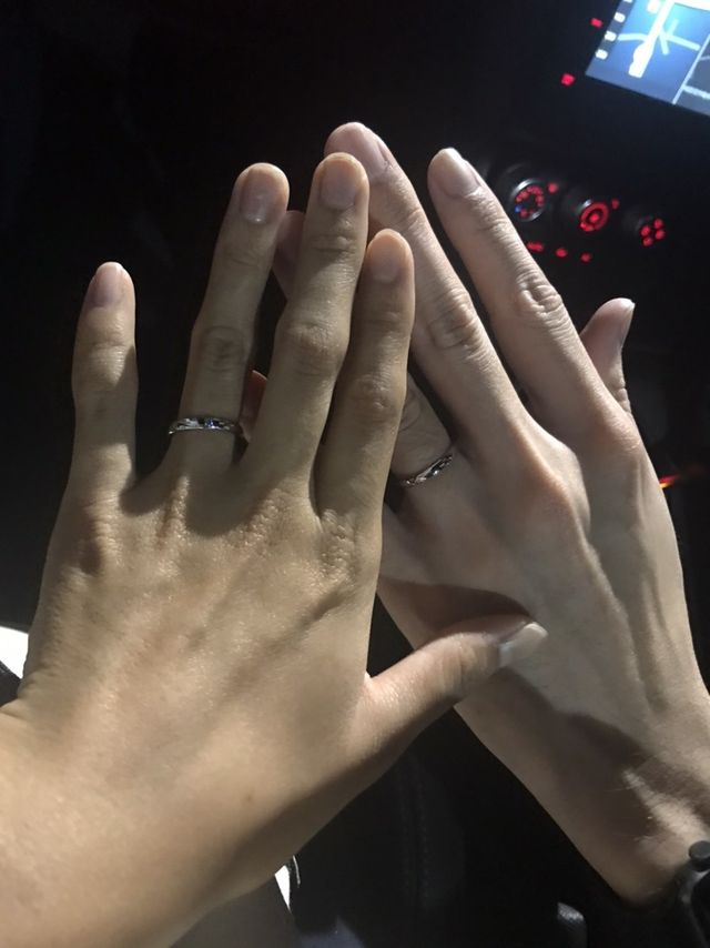 結婚指輪受け取り直後の車内でパシャリ。嬉しい！