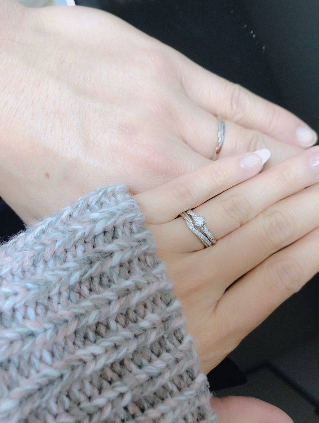 少し捻りがかかった
リングが指を綺麗に
みせてくれます！
