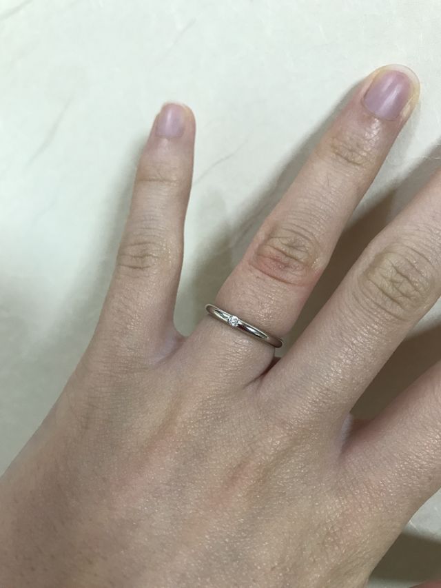 ワンポイントのシンプルなリングです。