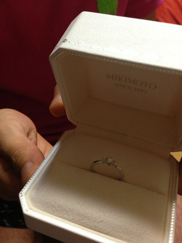 婚約指輪です。ダイヤは何粒か見せて頂いた中で選びました。