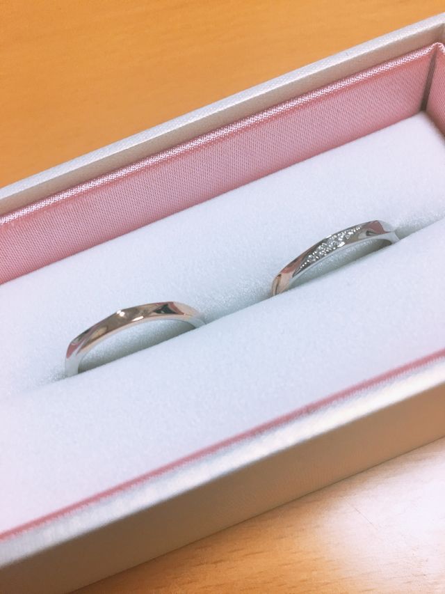 プラチナと、ピンクゴールドの2色でとても可愛いです。