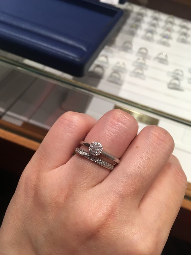 上が婚約指輪、下が結婚指輪です。
0.193カラットです。