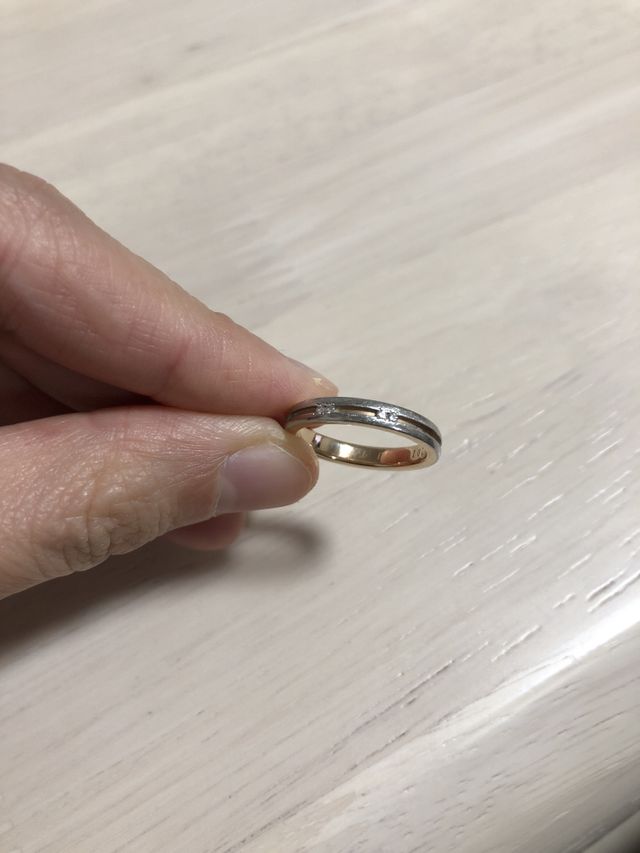 表の真ん中の部分と内側がピンクゴールドになっています！