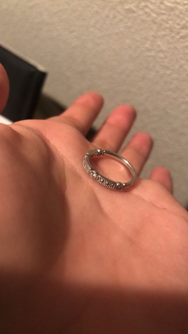 購入して4年ですが今でもキラキラしていて素敵なリングです。