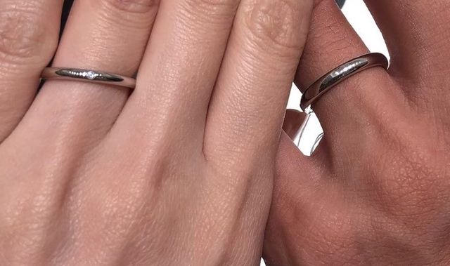 結婚指輪購入検討の際のペアの試着画像です。