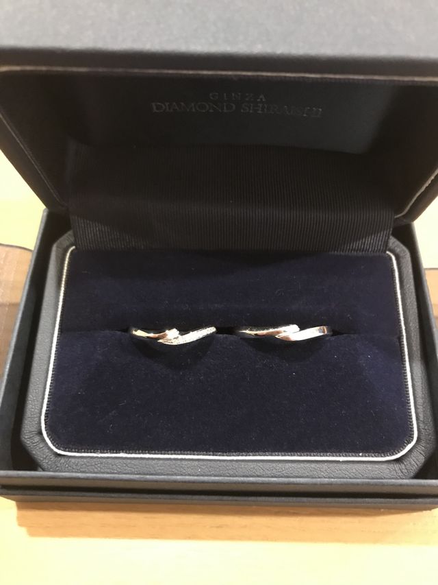 ピカピカの結婚指輪です。