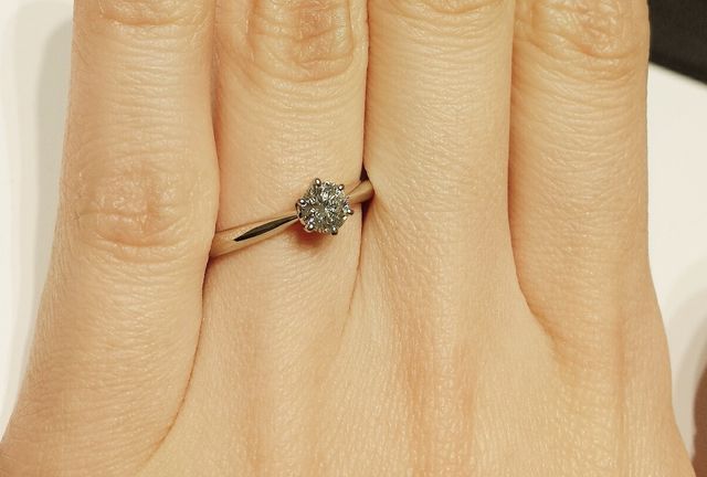 婚約指輪購入検討時の試着画像です。