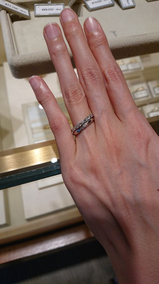 他では見ないハーフエタニティのデザインが気に入りました。