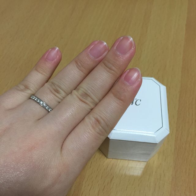 半分だけダイヤが埋め込まれています。