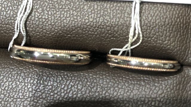 イエローゴールドに縁取られたおしゃれなデザイン