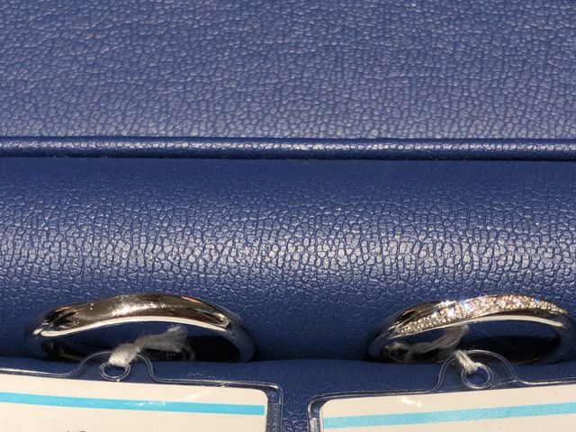 男性はシンプルで、女性はダイヤモンドが沢山のデザイン。