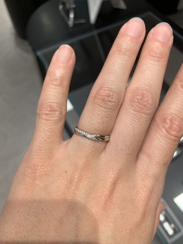 キラキラでねじれのあるデザインです