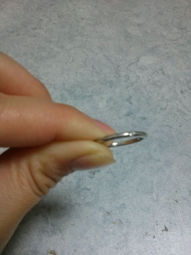 小さめのダイヤが付いています