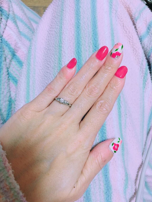 ダイヤを包み込んだデザインでより一層輝きがありとても綺麗です