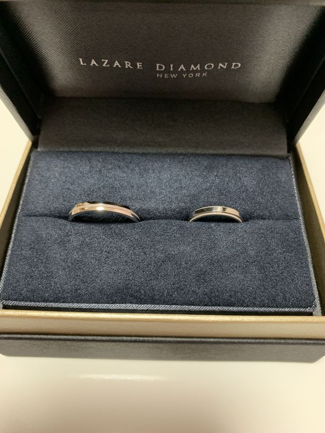 センターに施されたミル打ちと、両サイドのミル打ちのペアです。